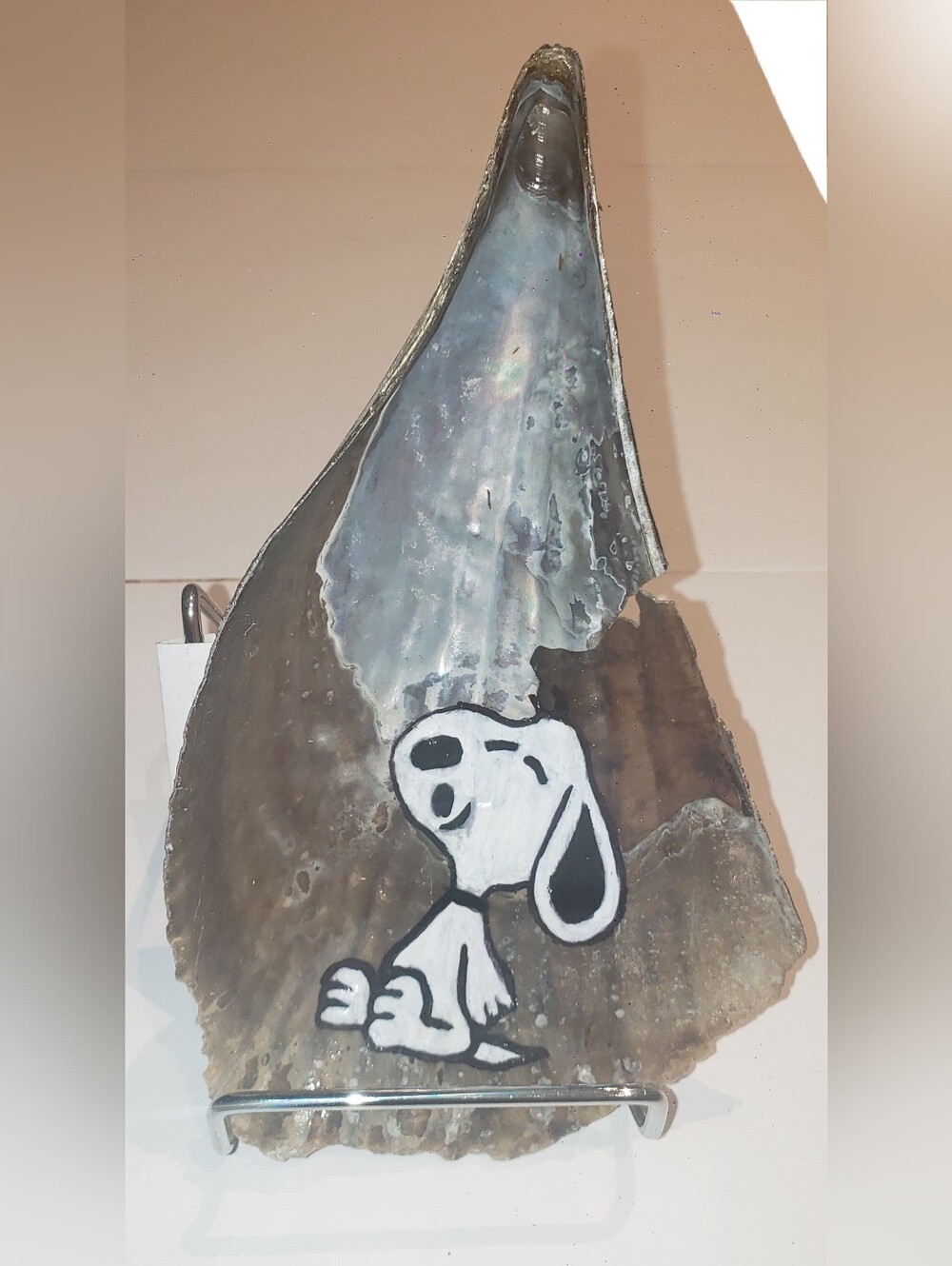 Hand-Painted Snoopy Howling Pen Shell Art - Neutral Tones